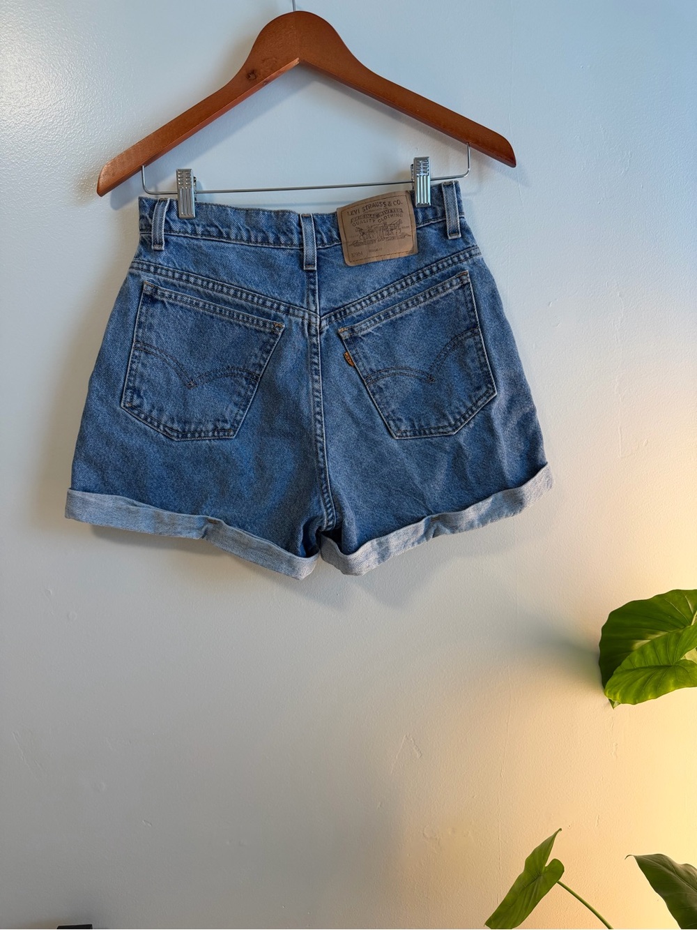 Vintage Levi's High-Rise Rolled Hem Denim mom Shorts - Blue 26
